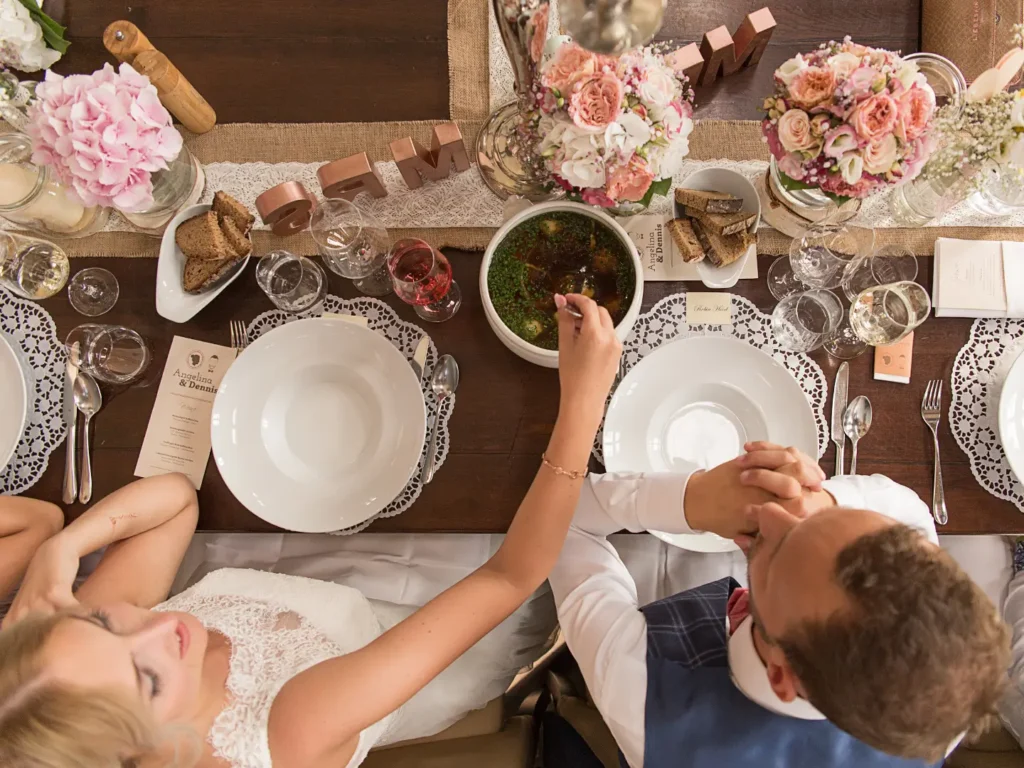 Fotografie von Angelinas & Denis' Hochzeit mit Speisekarte und Taschentuchbinde